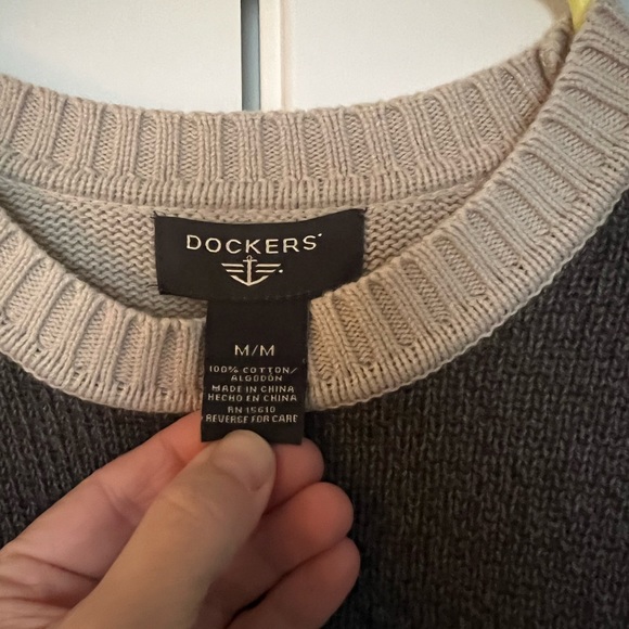Men’s dockers sweater, size medium. - Picture 2 of 4